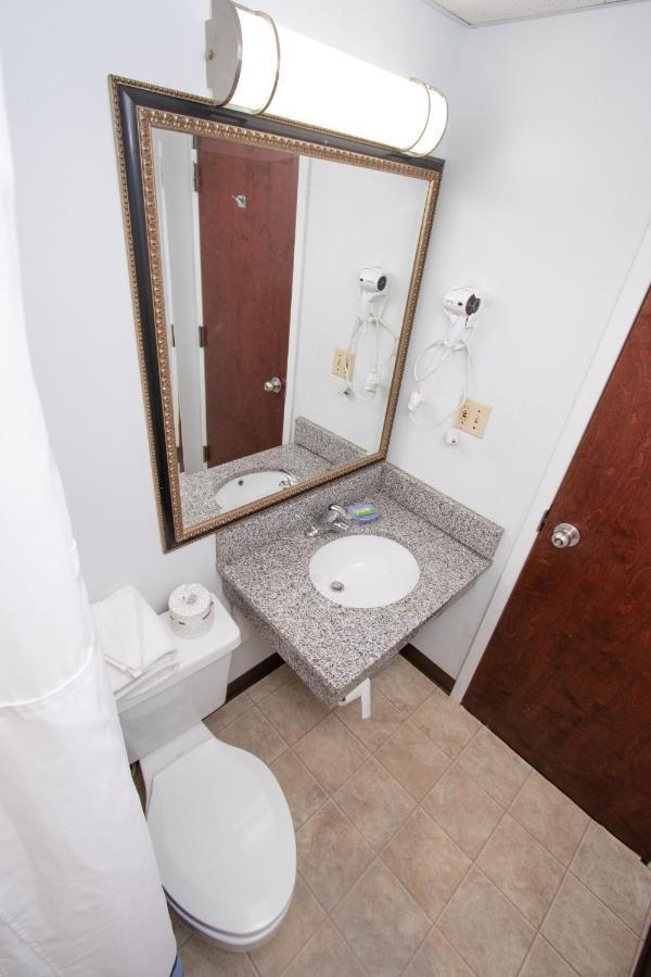 Eastbrook Inn Ronks Bagian luar foto
